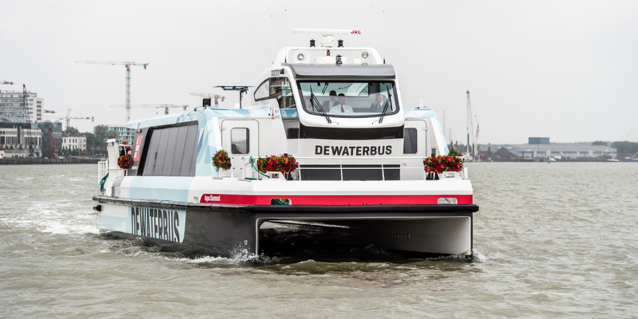 DeWaterbus aan het varen op de Schelde DeWaterbus aan het varen op de Schelde